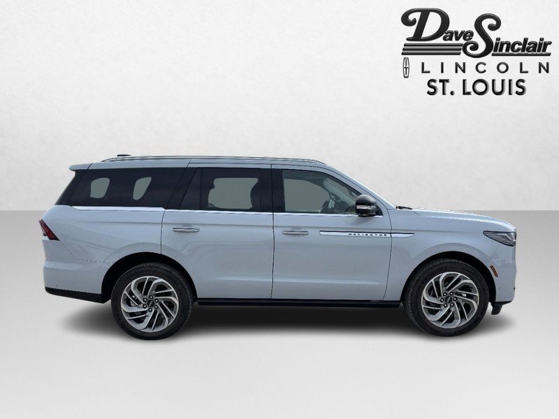 New 2025 Lincoln Navigator Reserve image 4