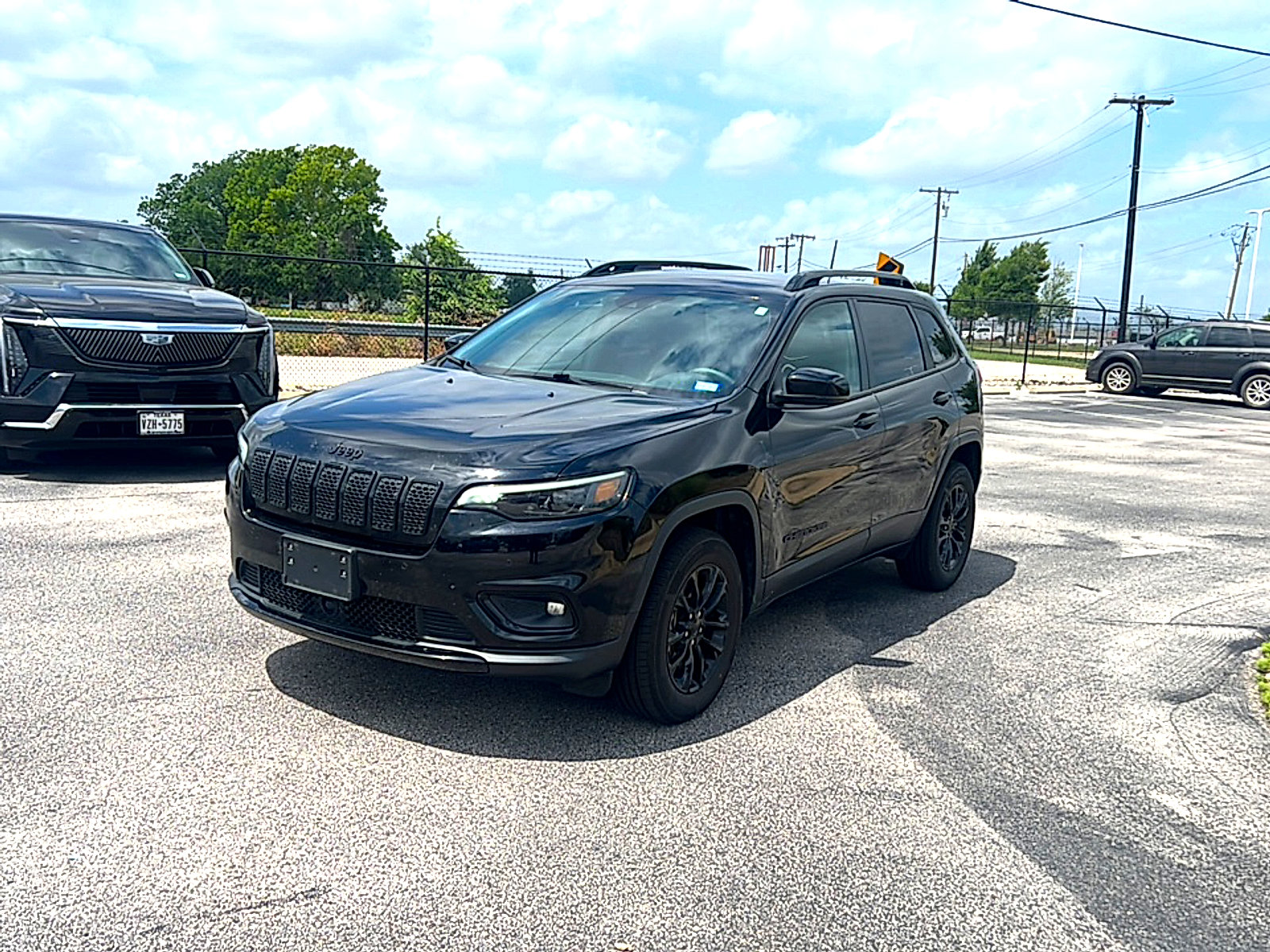 Used 2023 Jeep Cherokee Altitude Lux AWD/4WD image 2