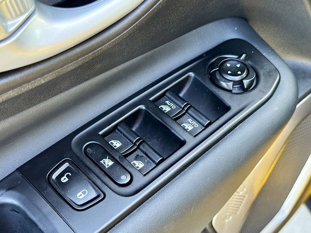 Used 2023 Jeep Renegade Latitude w/ Premium Group image 14