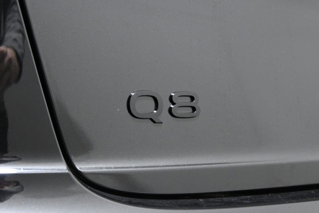 Used 2025 Audi Q8 Premium image 37