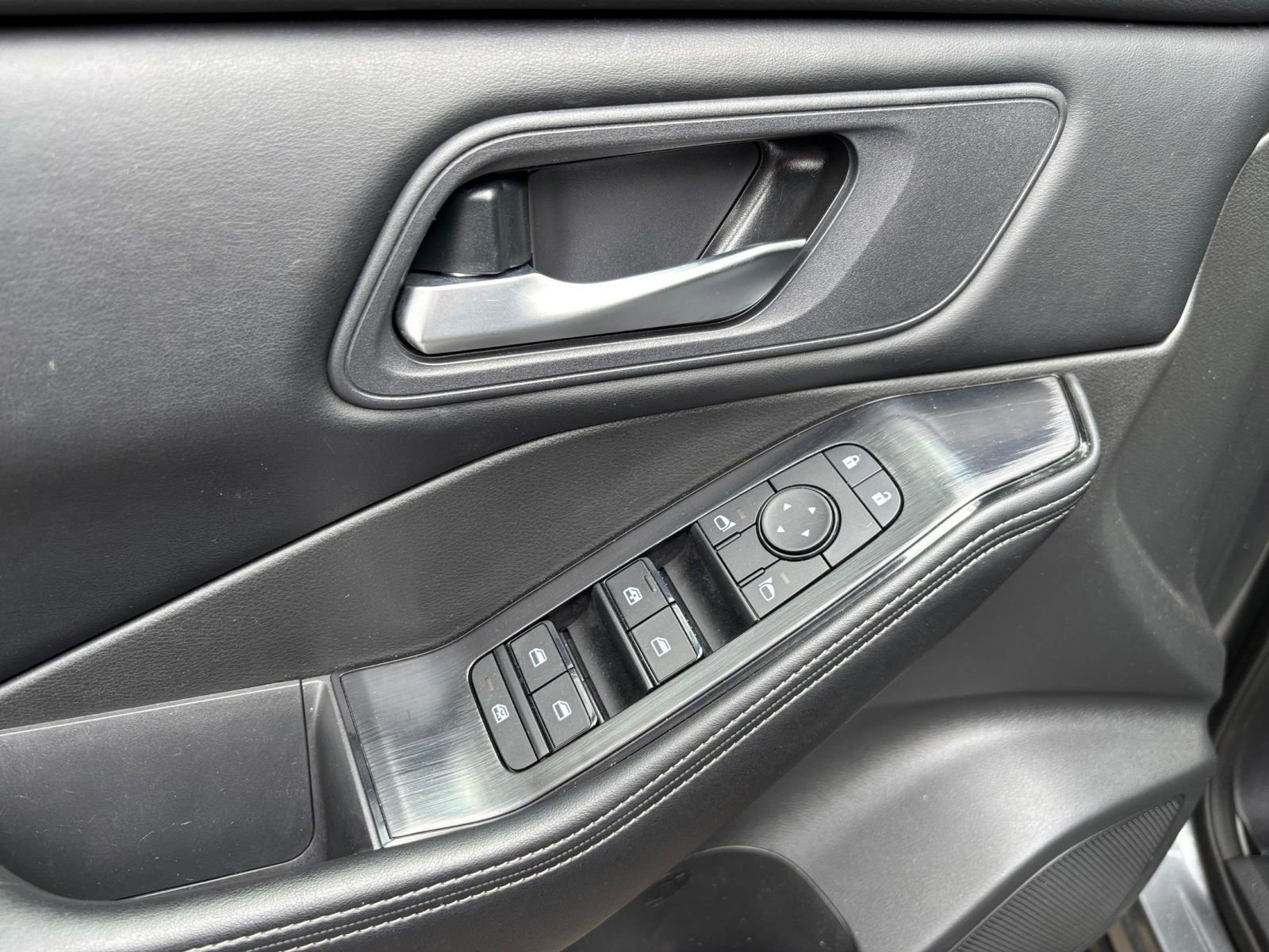 Used 2025 Nissan Rogue SV AWD/4WD image 18