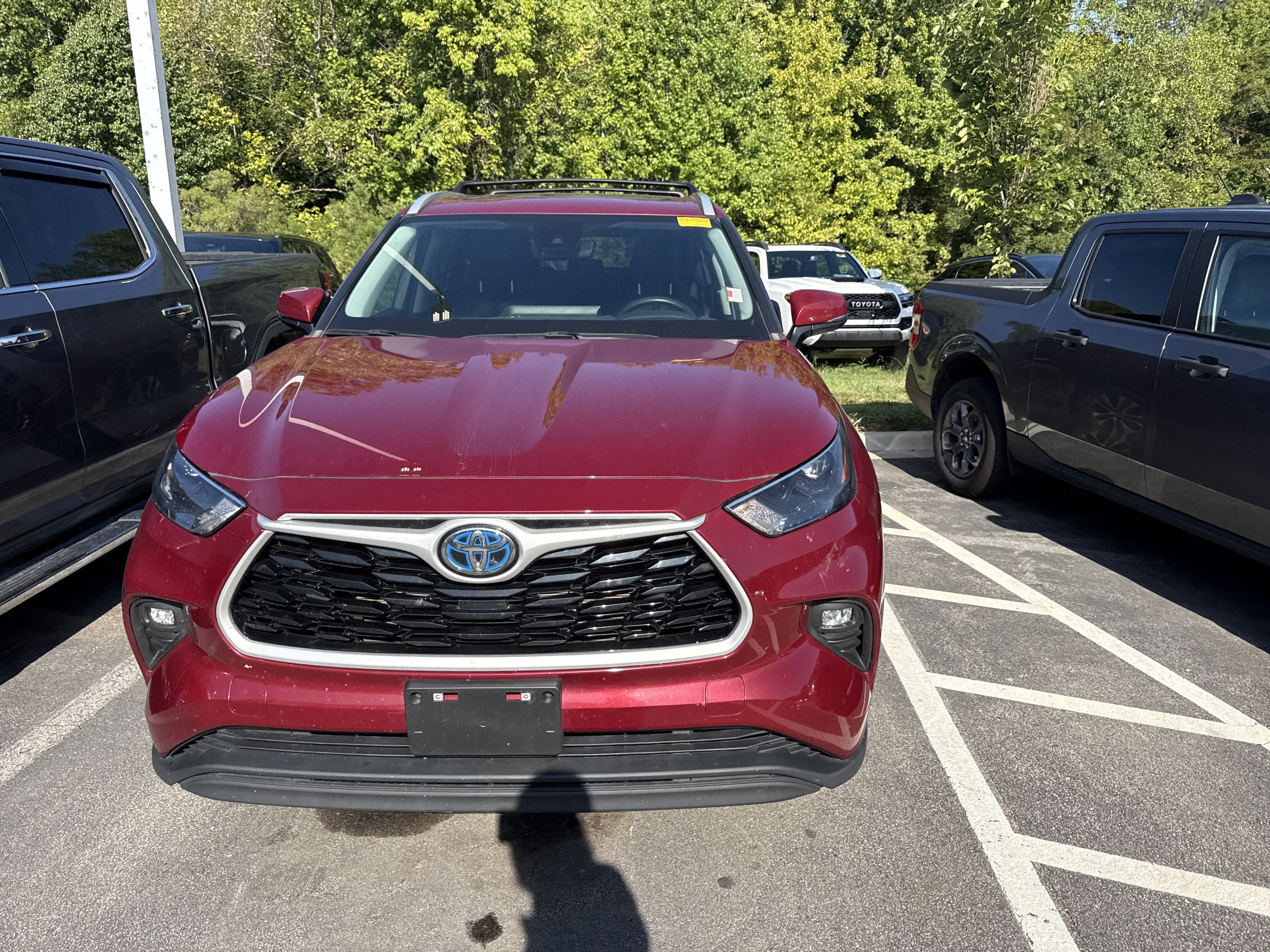 Used 2023 Toyota Highlander XLE AWD/4WD image 3