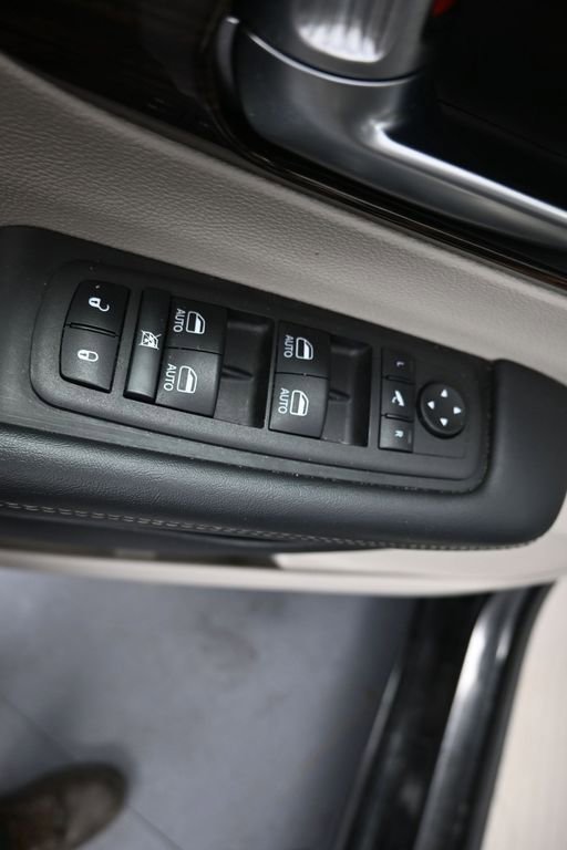 Used 2023 Chrysler Pacifica Limited FWD image 30