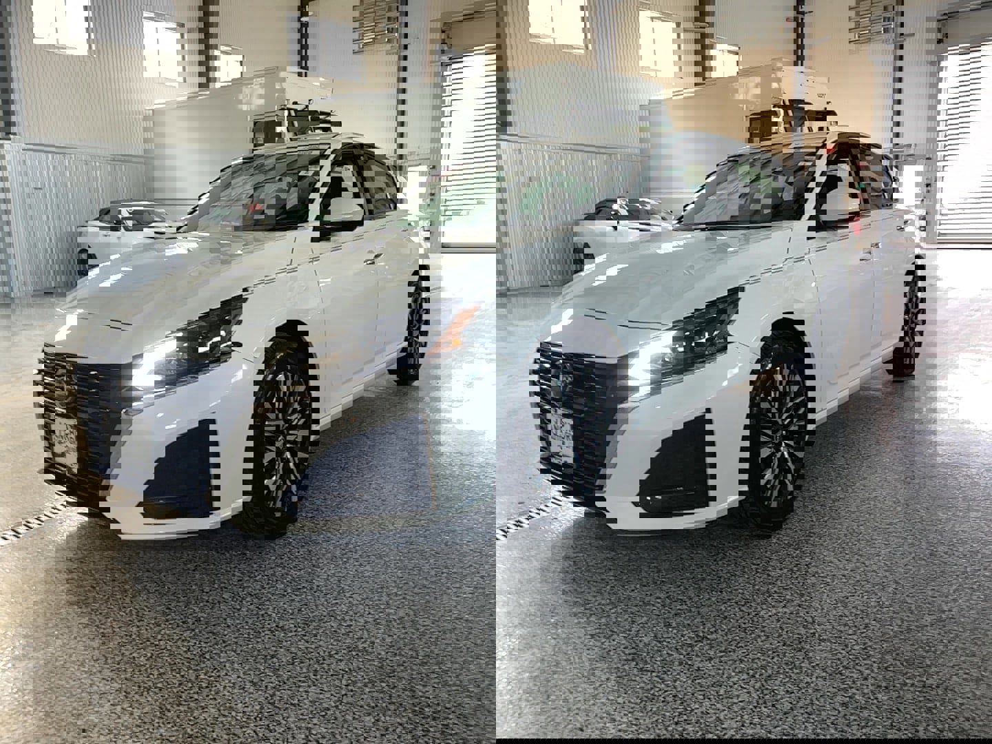 Used 2024 Nissan Altima 2.5 SV w/ SV Premium Package image 3