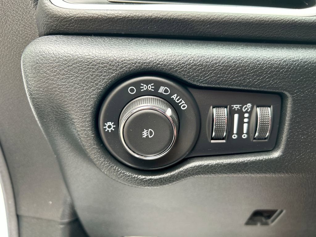 Used 2025 Chrysler Pacifica Select FWD image 22