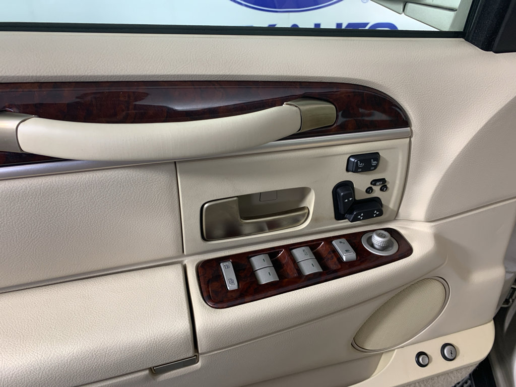 Used 2009 Lincoln Town Car Signature L image 15