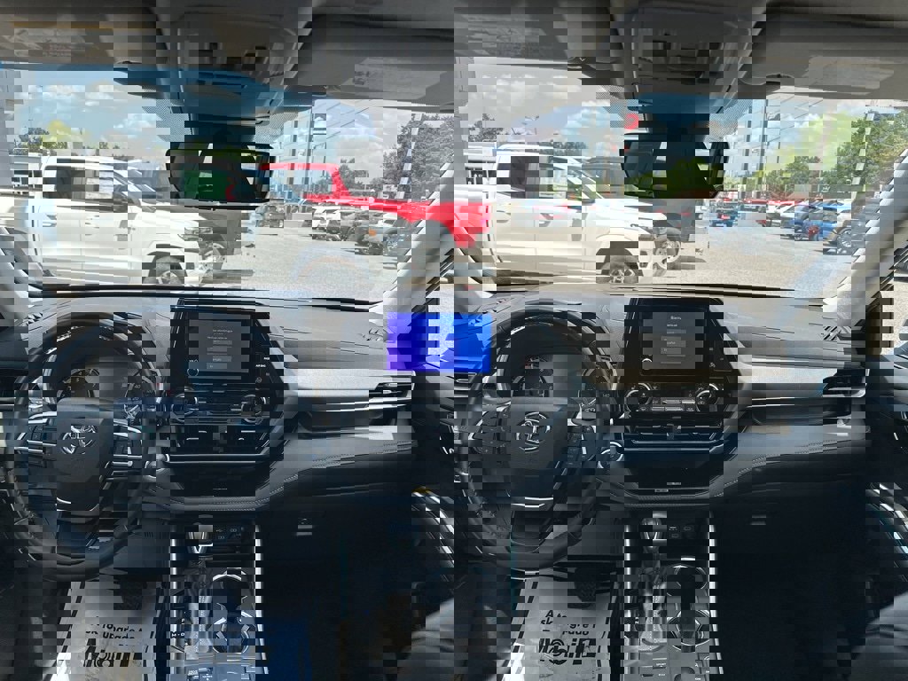 Used 2024 Toyota Highlander XLE image 14