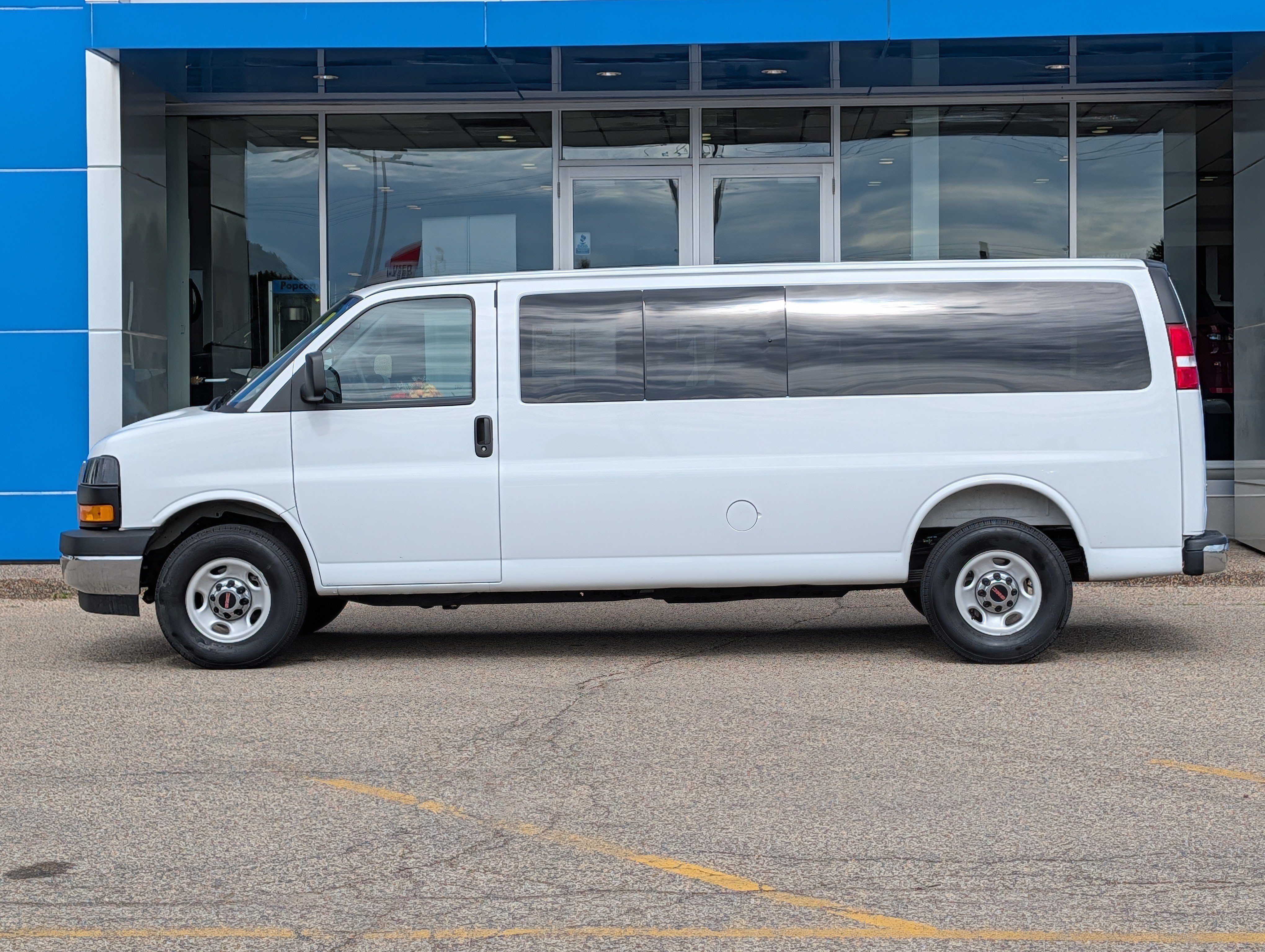 Certified 2025 GMC Savana 3500 LT w/ LT Preferred Equipment Group RWD image 5