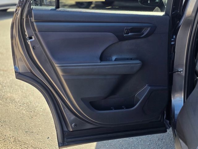Used 2023 Toyota Highlander L image 22
