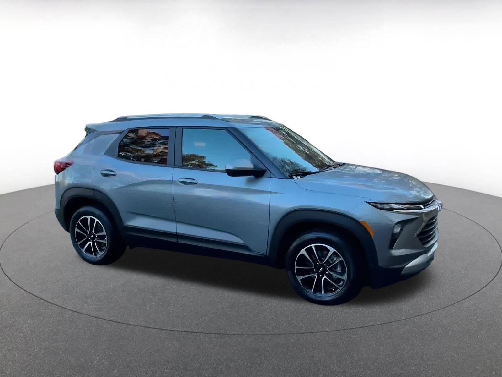 Used 2025 Chevrolet TrailBlazer LT image 2