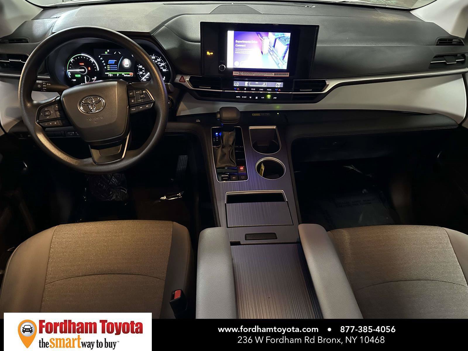 Used 2025 Toyota Sienna LE FWD image 19