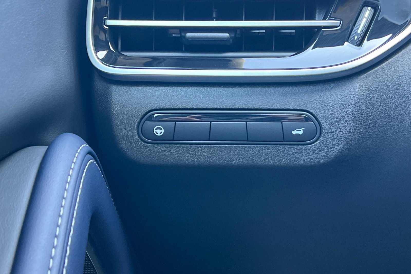 New 2026 INFINITI QX60 Sport w/ Dark Cargo Package image 32