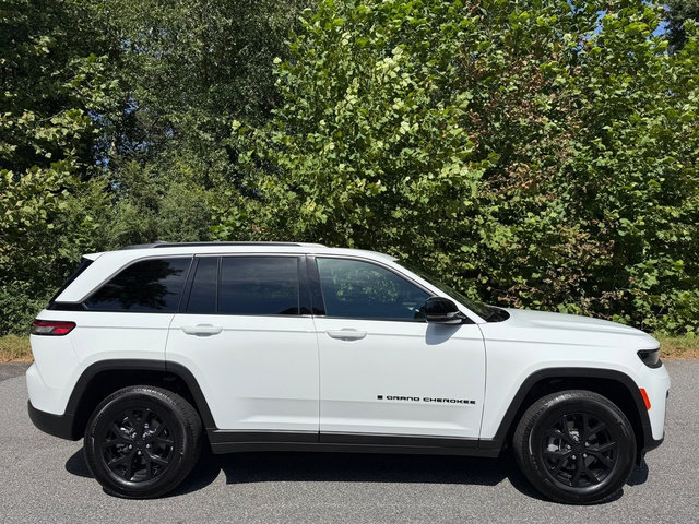 Used 2026 Jeep Grand Cherokee Altitude AWD/4WD image 5