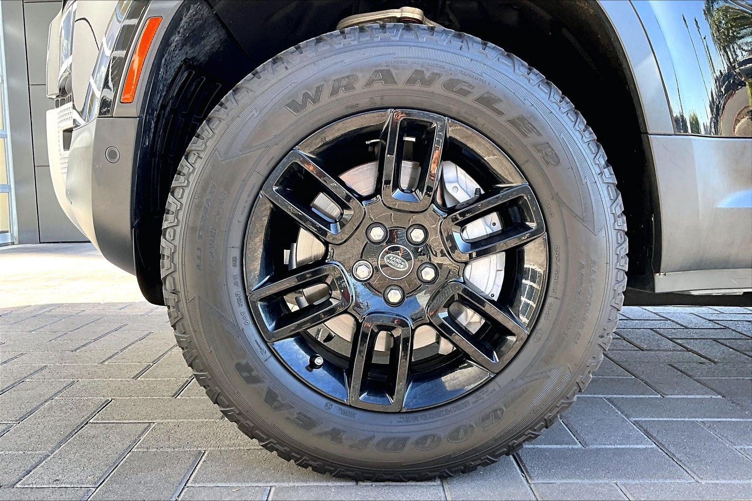 Used 2023 Land Rover Defender 110 SE AWD/4WD image 9
