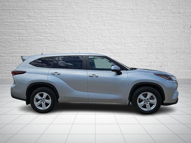 Used 2024 Toyota Highlander LE AWD/4WD image 5
