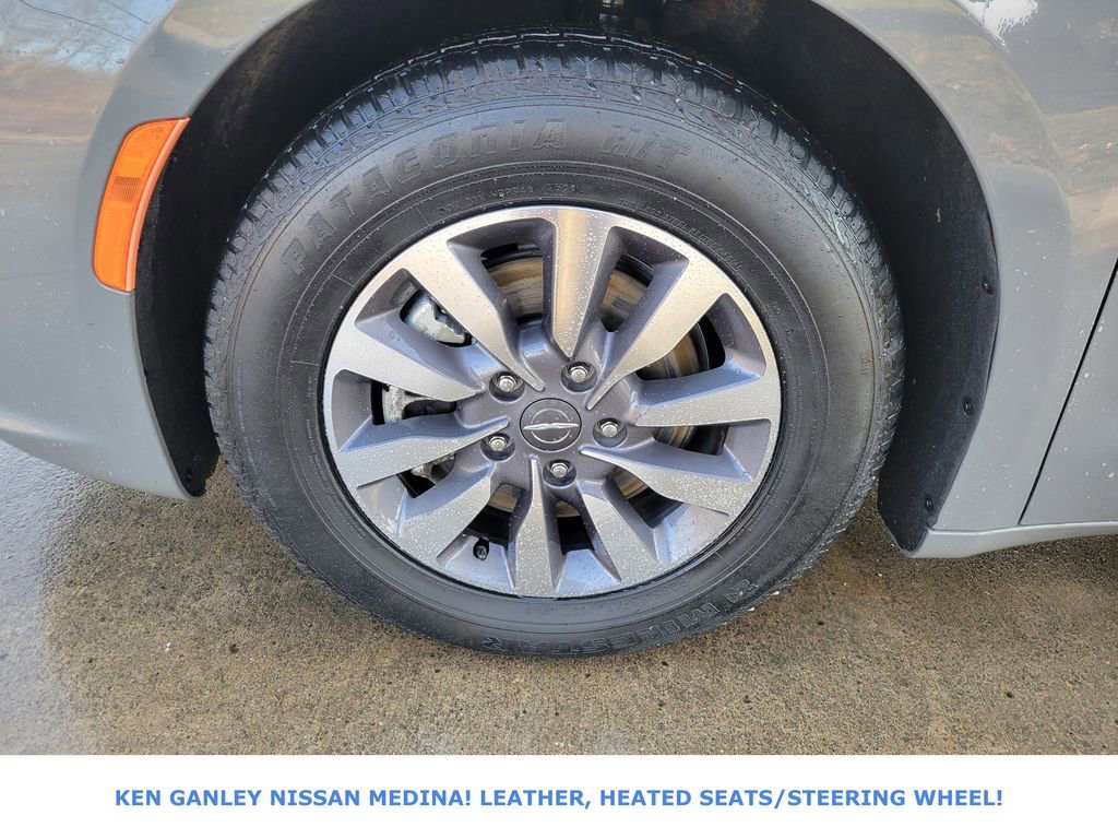 Used 2023 Chrysler Pacifica Touring-L image 18