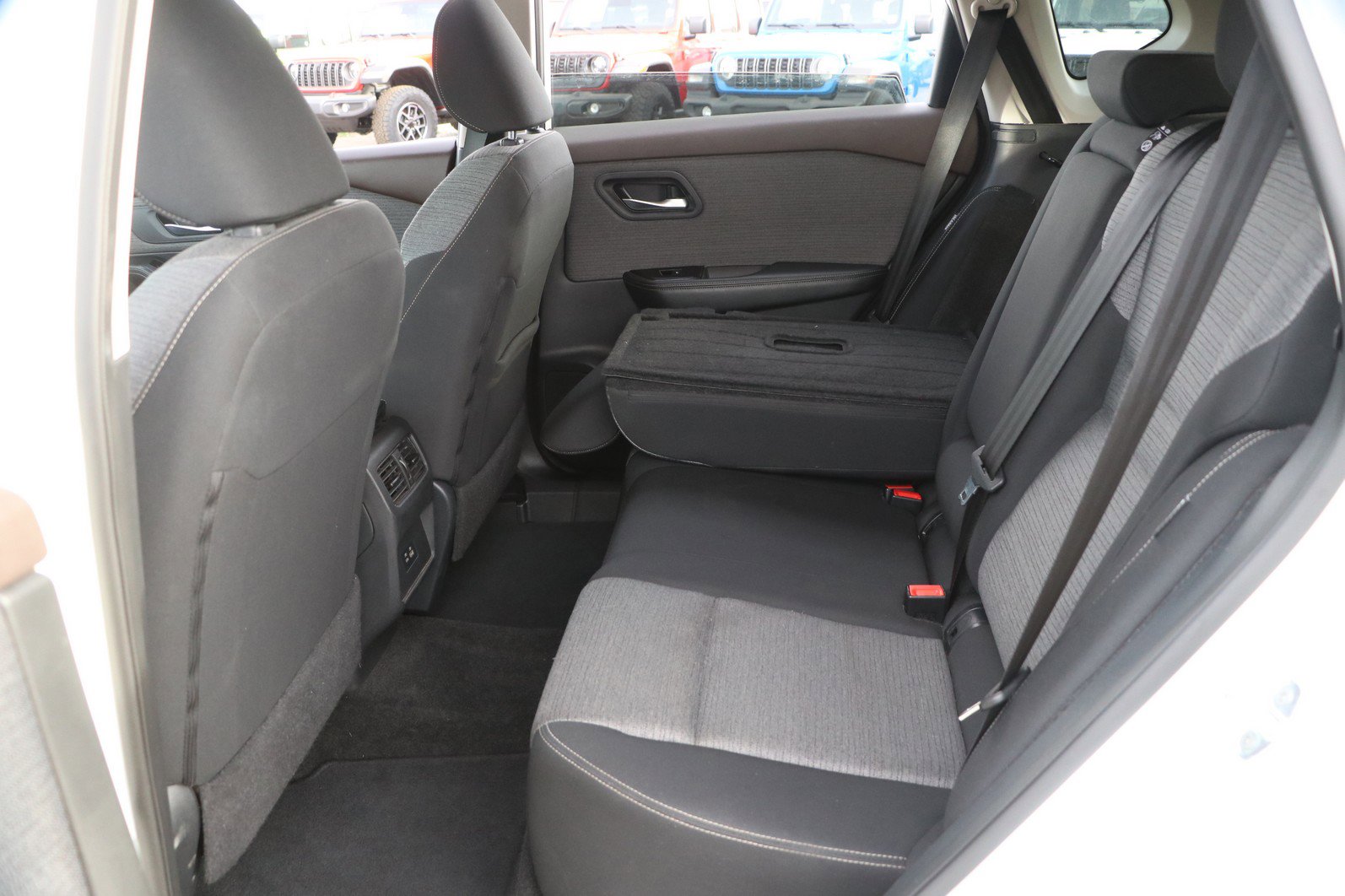 Used 2023 Nissan Rogue SV image 28