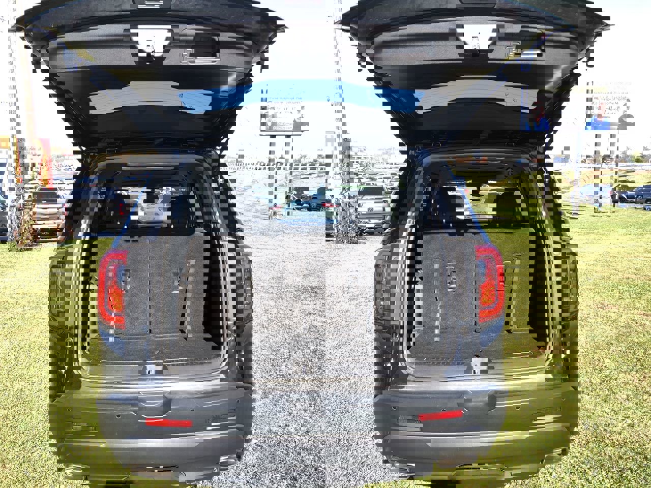 Used 2023 GMC Acadia SLE w/ Driver Convenience Package image 9