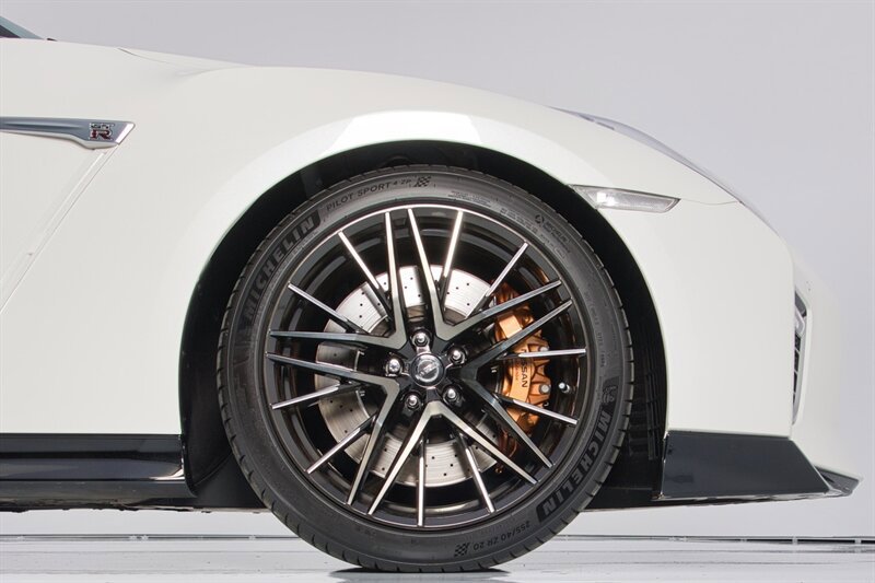 Used 2021 Nissan GT-R Premium image 13