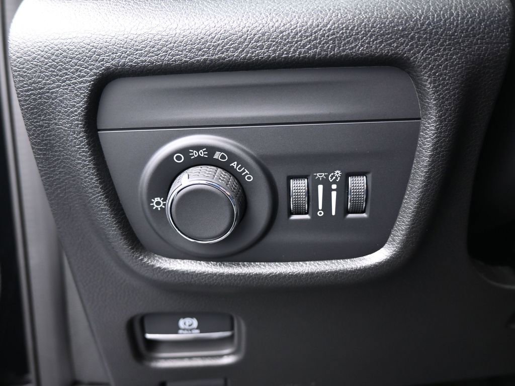 Used 2025 Jeep Grand Cherokee Laredo image 32