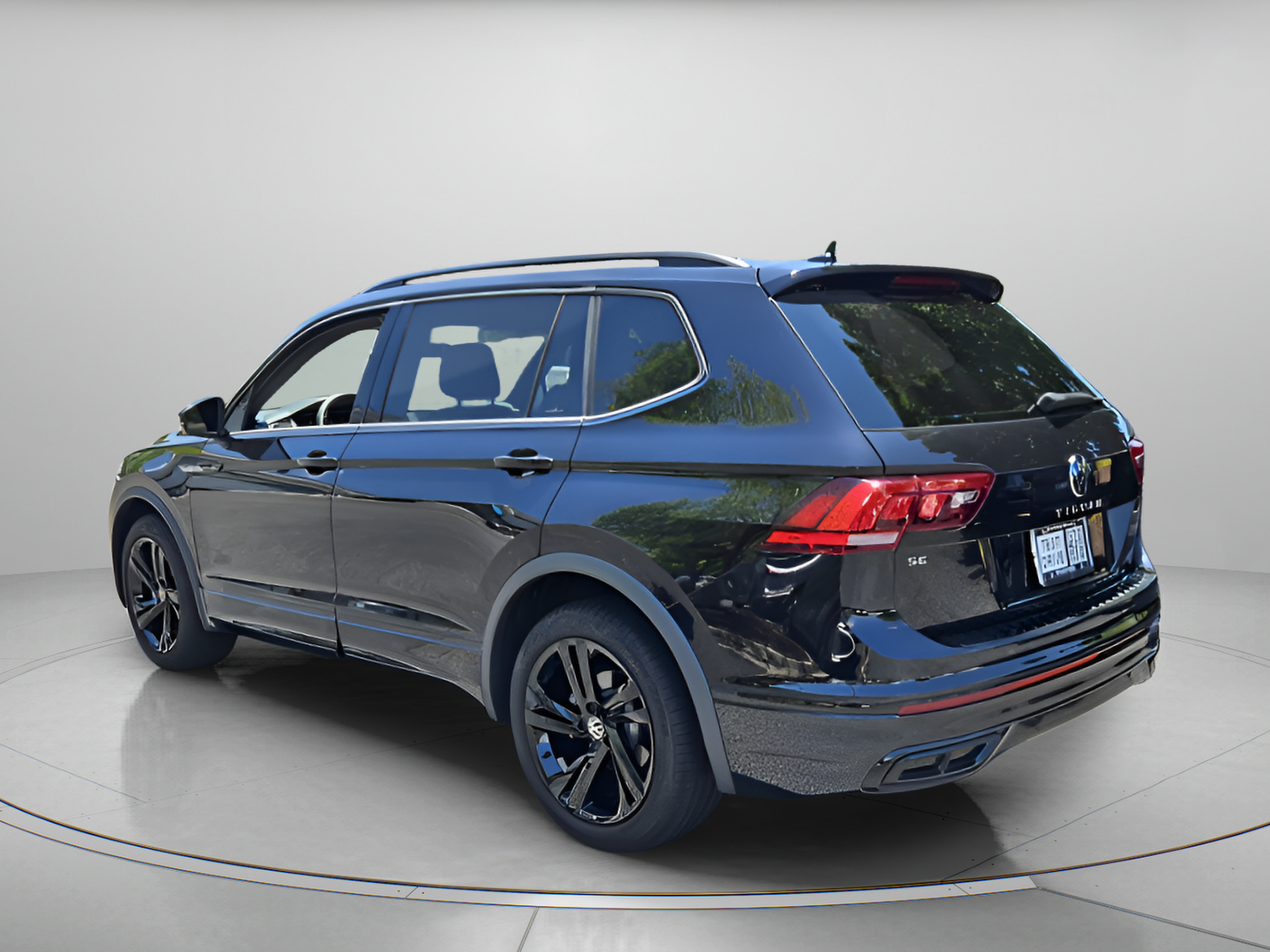 Certified 2024 Volkswagen Tiguan SE R-Line FWD image 3