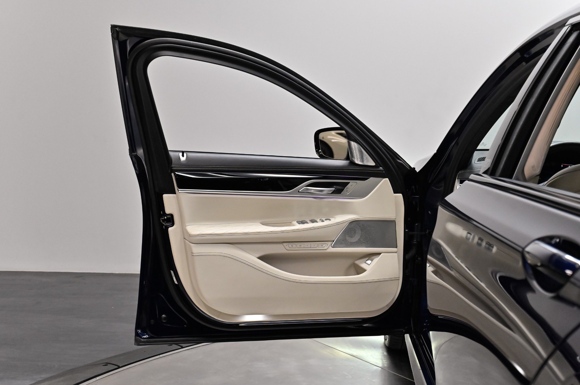 Used 2022 BMW ALPINA B7 xDrive AWD/4WD image 6