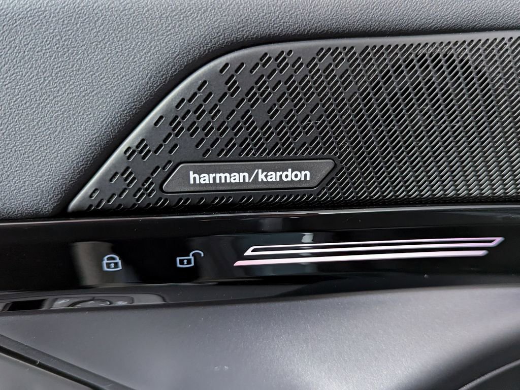 Used 2025 BMW 530i xDrive w/ Premium Package image 15