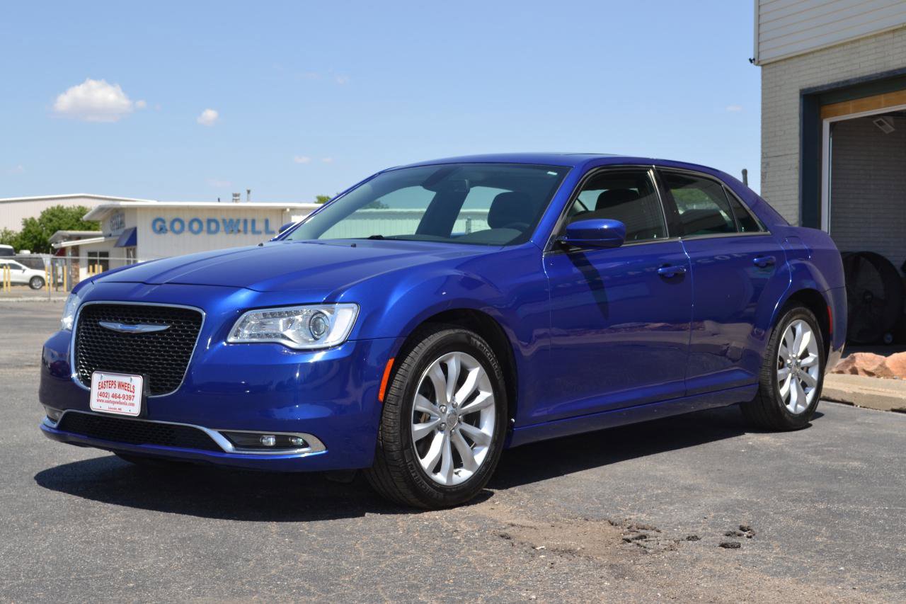 Used 2018 Chrysler 300 Touring L AWD/4WD image 3
