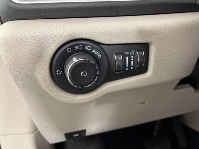 Used 2024 Chrysler Pacifica Touring-L FWD image 31