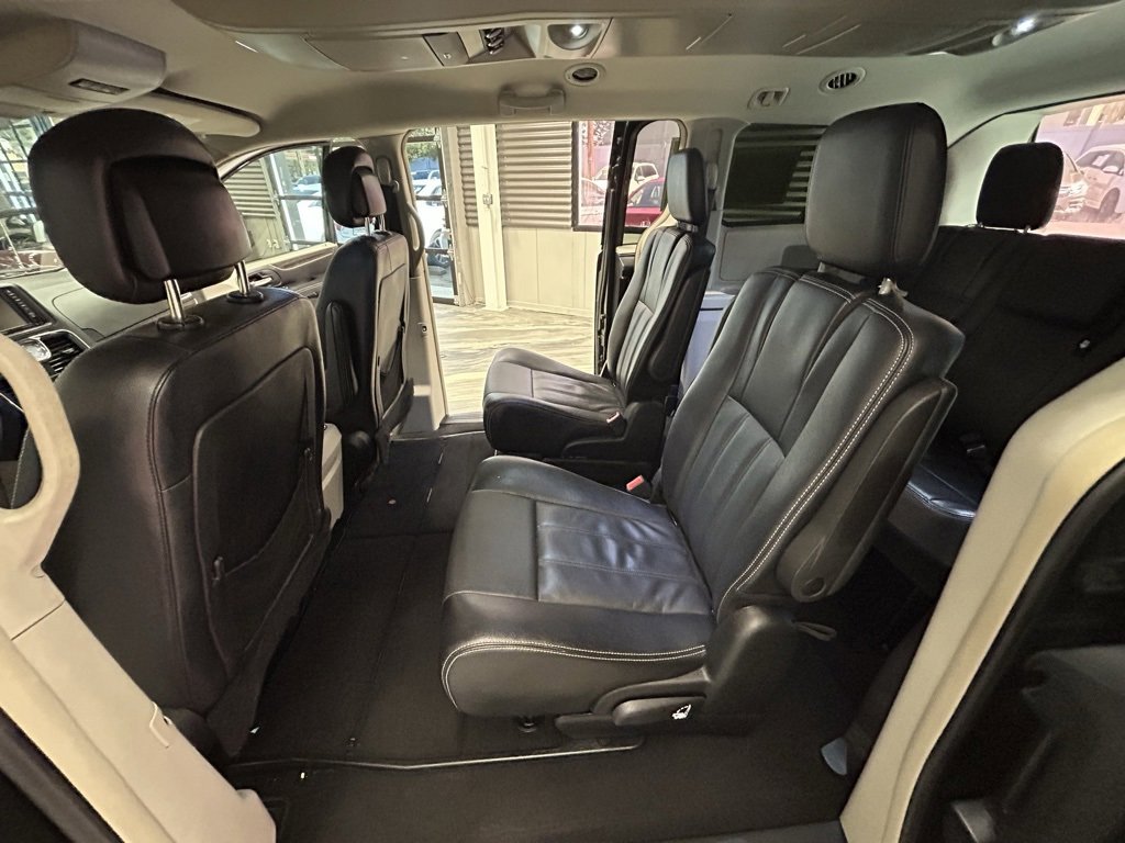 Used 2015 Chrysler Town & Country Touring image 44
