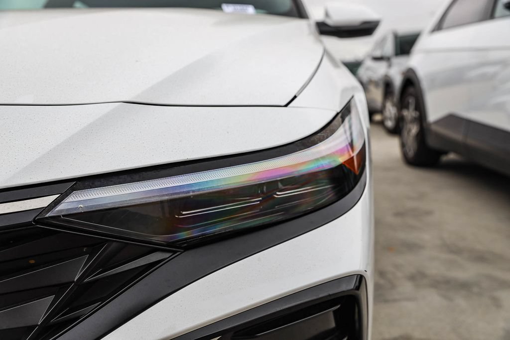 Certified 2025 Hyundai Elantra Limited FWD image 10
