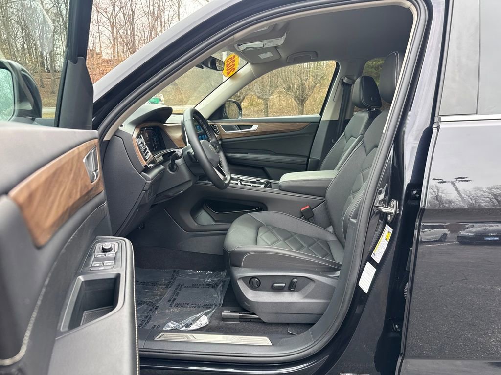 Used 2025 Volkswagen Atlas SE image 24