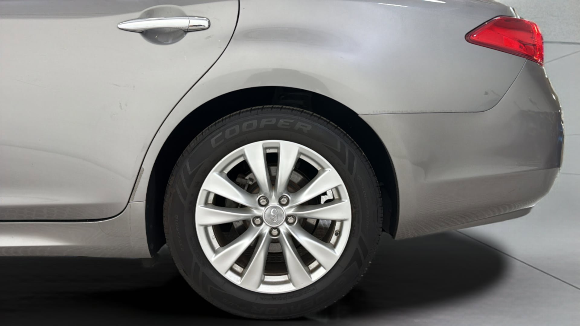 Used 2011 INFINITI M37 w/ Premium Pkg RWD image 37