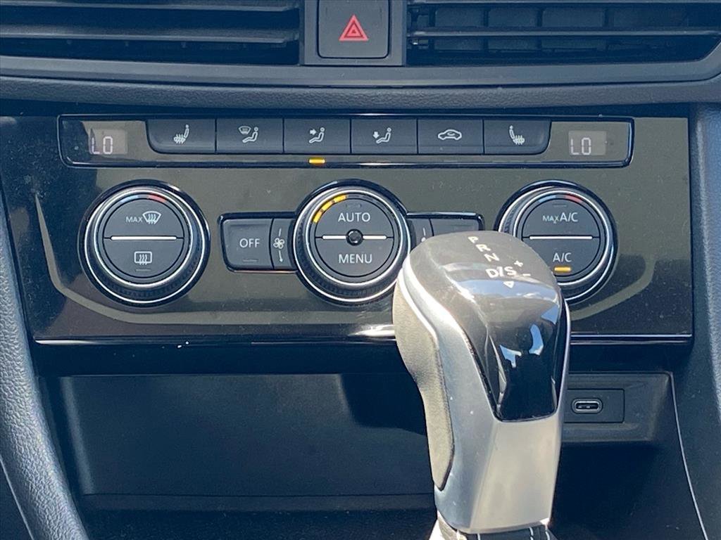 Certified 2023 Volkswagen Jetta SE w/ Panoramic Sunroof Package image 9