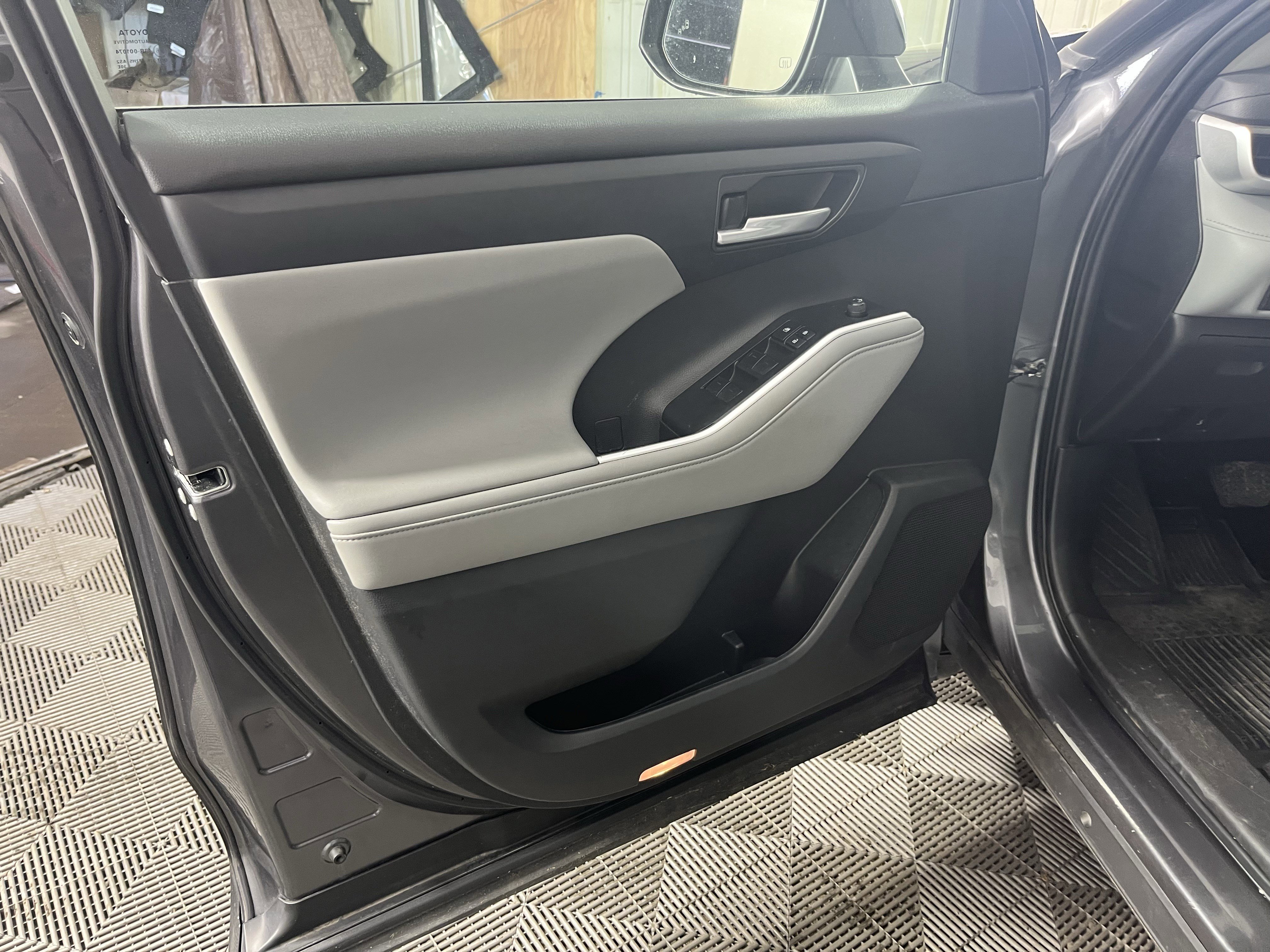 Used 2023 Toyota Highlander XLE image 16