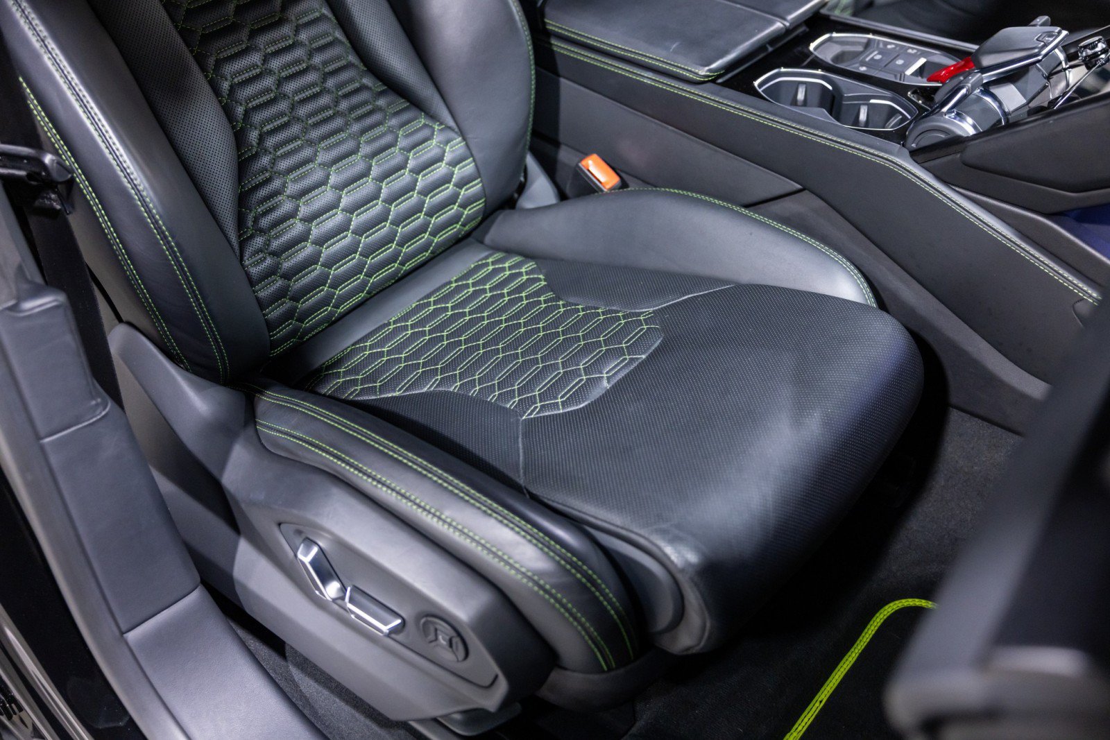 Used 2022 Lamborghini Urus AWD/4WD image 31