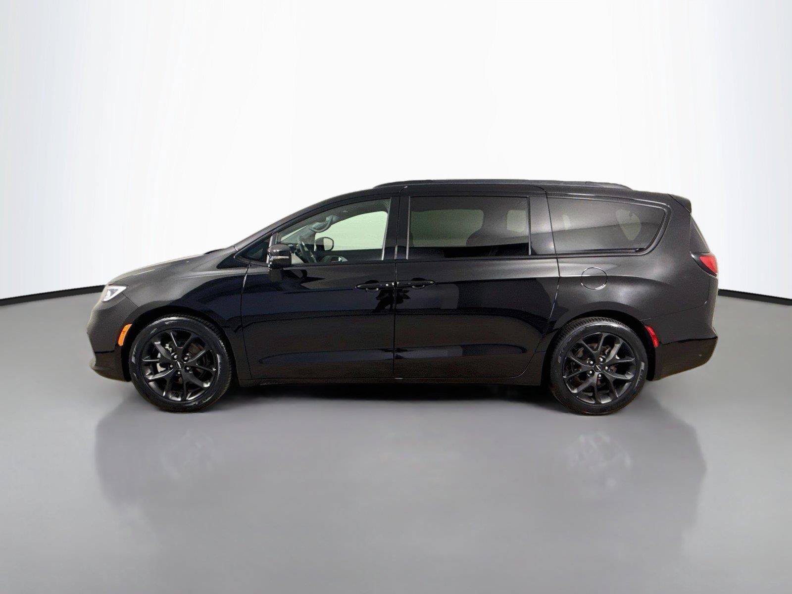 Used 2025 Chrysler Pacifica Limited FWD image 8