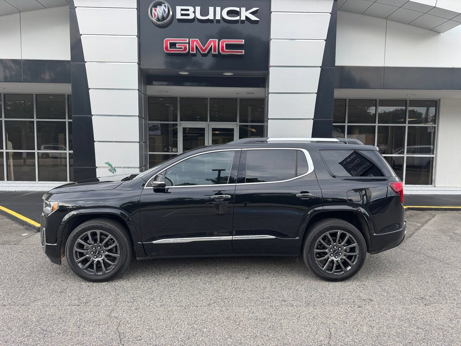 Used 2022 GMC Acadia Denali w/ Black Diamond Edition AWD/4WD image 3