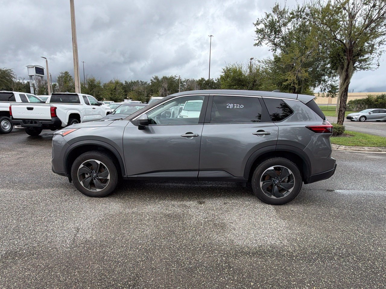 Used 2025 Nissan Rogue SV FWD image 2