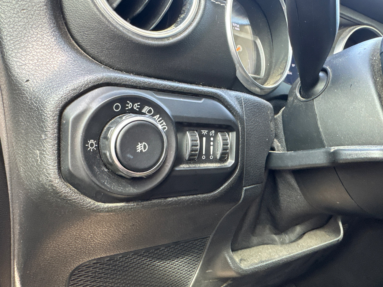 Used 2018 Jeep Wrangler Unlimited Sahara w/ Cold Weather Group AWD/4WD image 34