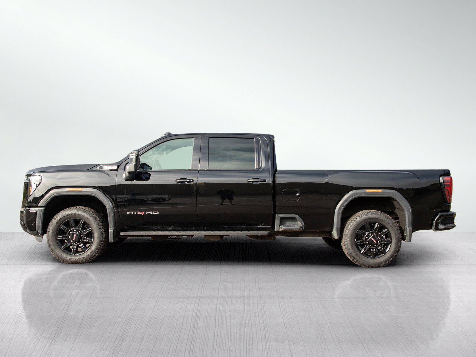 Used 2024 GMC Sierra 2500 AT4 w/ Technology Package AWD/4WD image 2