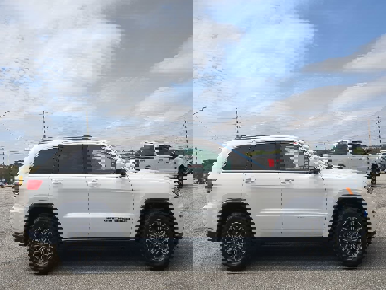 Used 2019 Jeep Grand Cherokee Laredo w/ Laredo X Package image 2