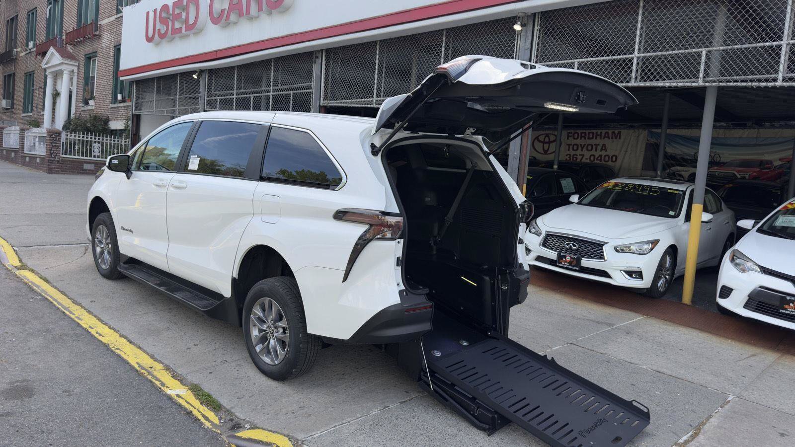 Used 2026 Toyota Sienna LE FWD image 10