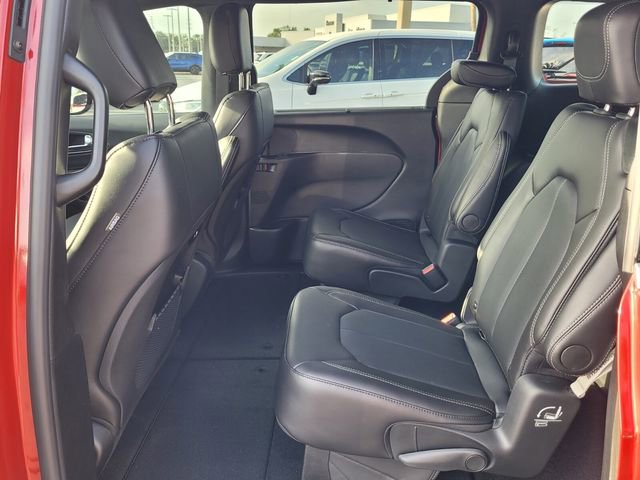 Used 2026 Chrysler Pacifica Select image 12
