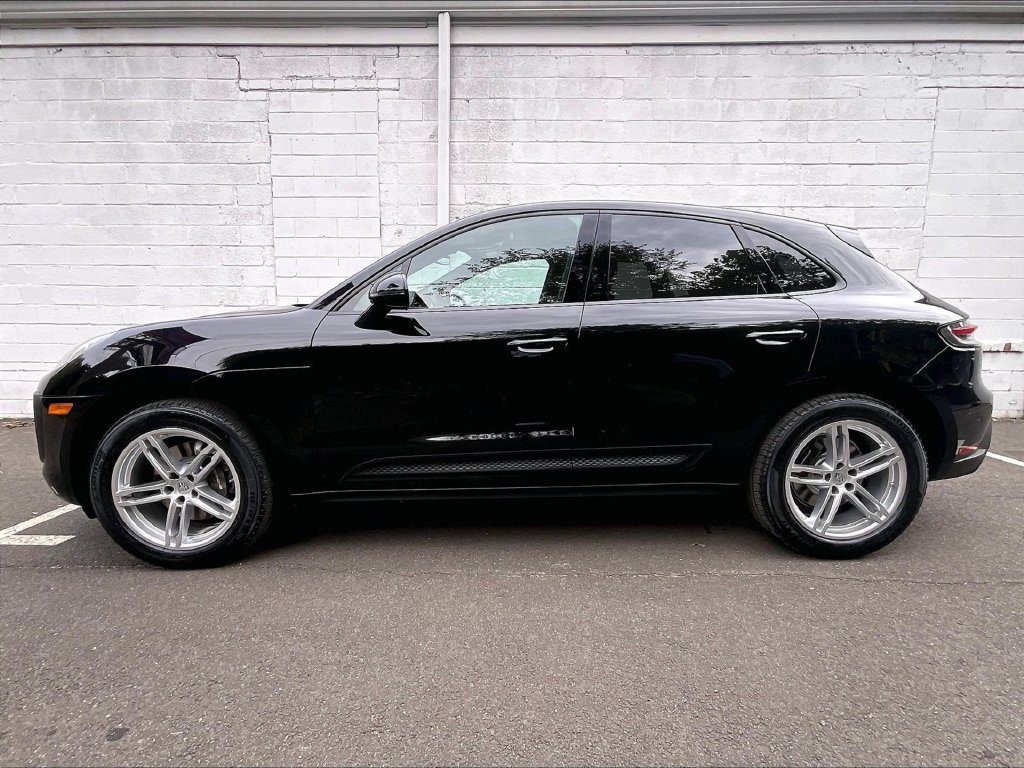 Certified 2023 Porsche Macan AWD/4WD image 2