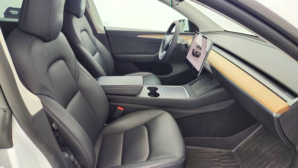 Used 2022 Tesla Model Y Long Range image 25
