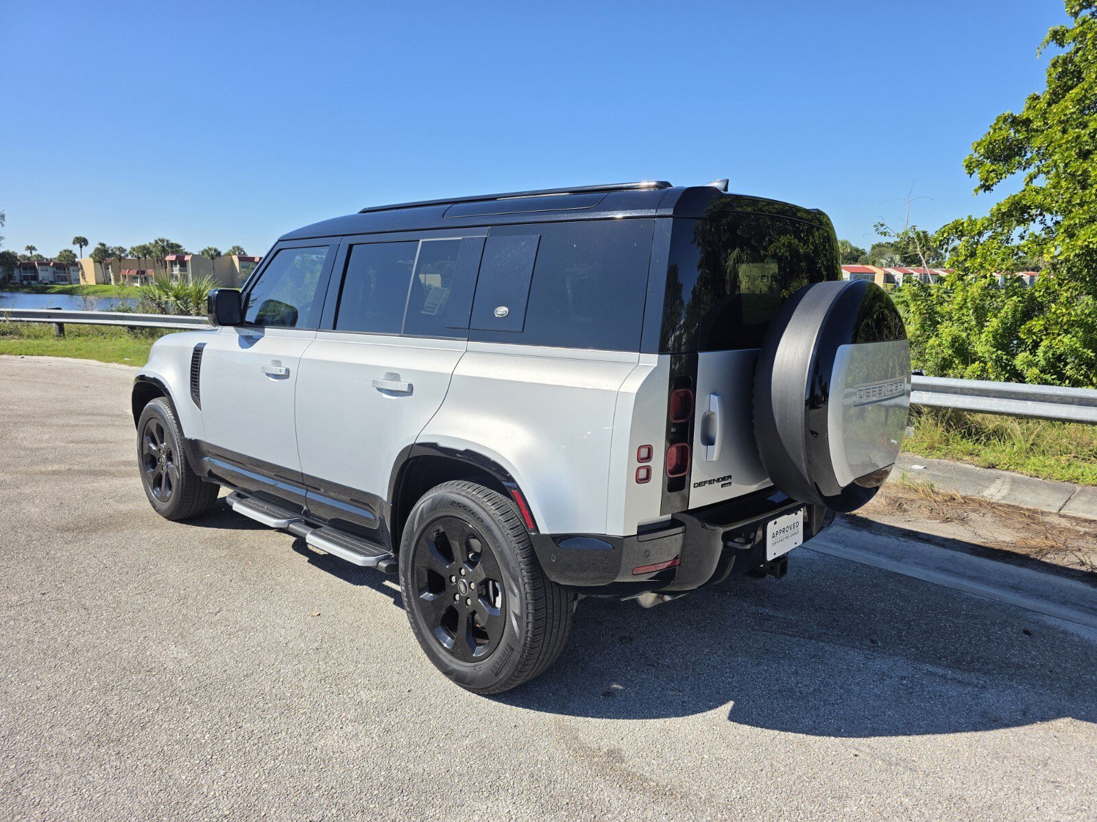 Used 2023 Land Rover Defender 110 X-Dynamic SE AWD/4WD image 2
