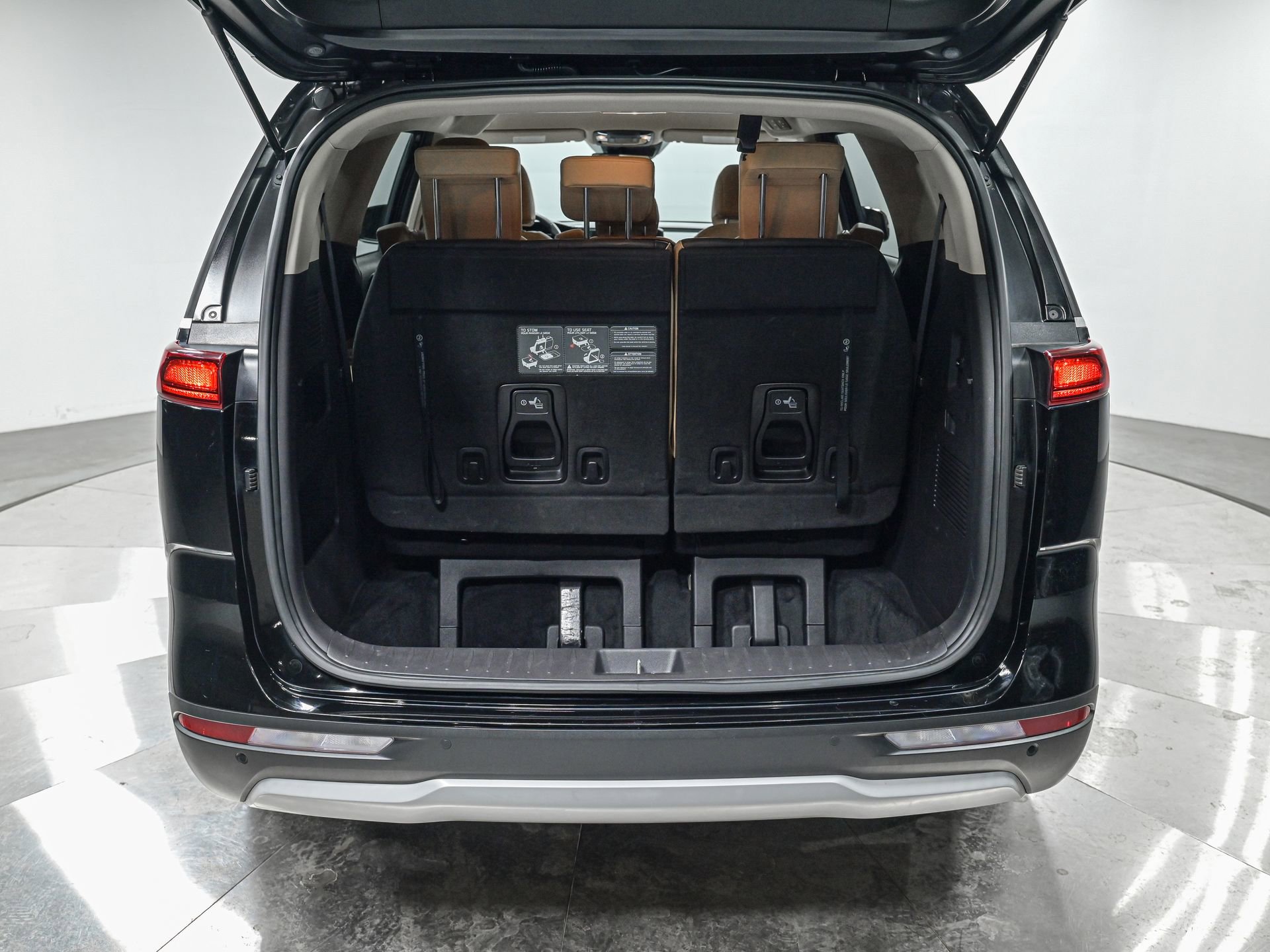 Used 2023 Kia Carnival LX image 6