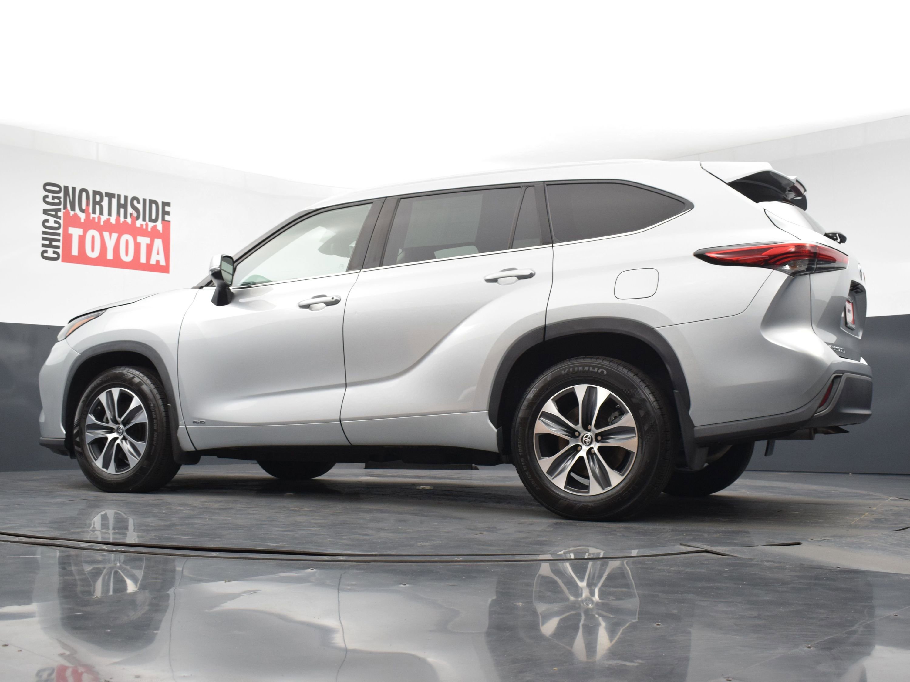 Used 2022 Toyota Highlander XLE AWD/4WD image 30