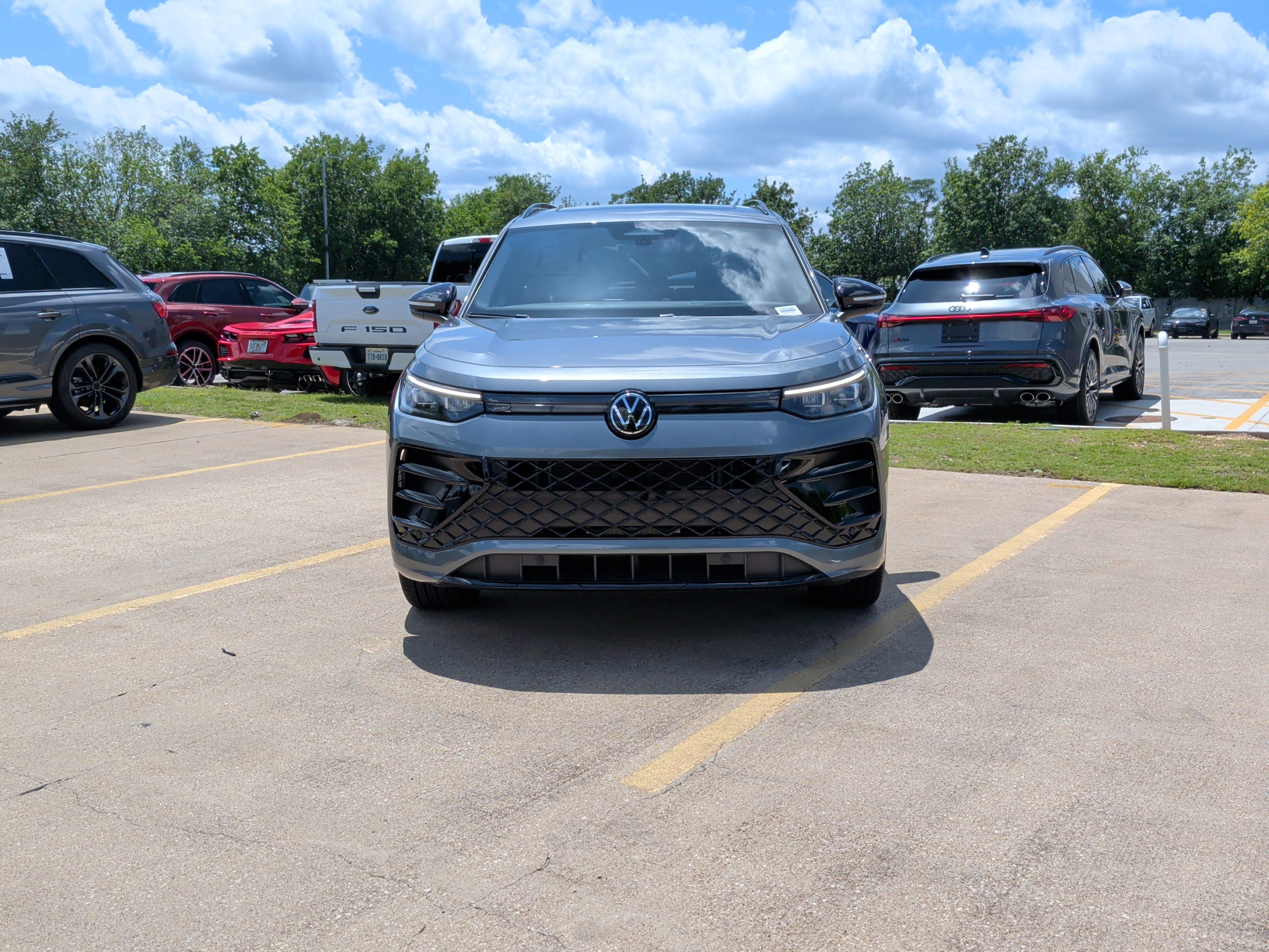 Used 2025 Volkswagen Tiguan SE R-Line AWD/4WD image 3
